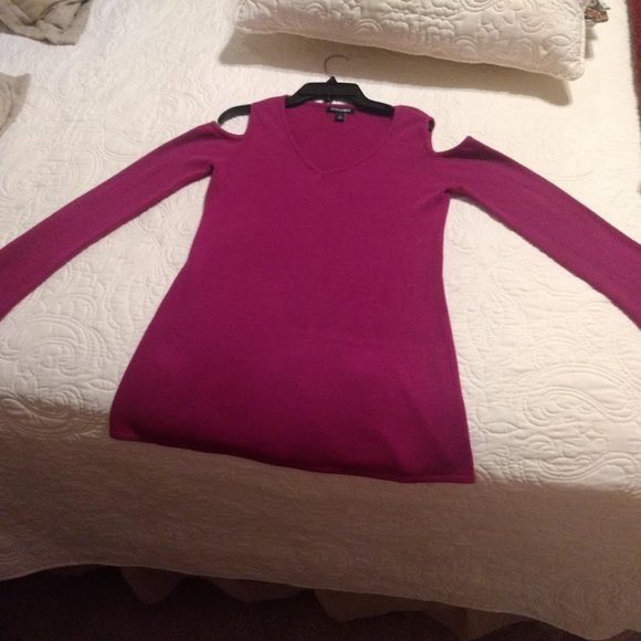 Cold shoulder sweater - Picture 2 of 3